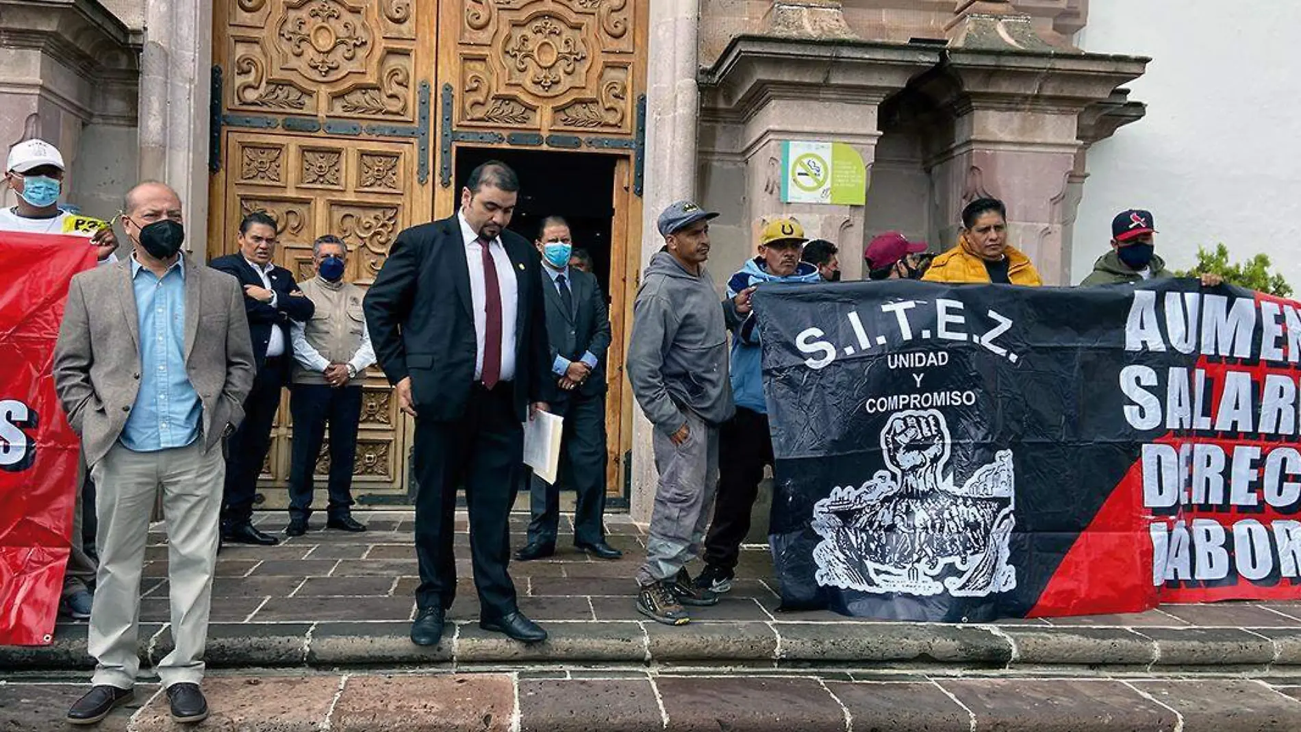 Protesta de trabajadores de la Legislatura